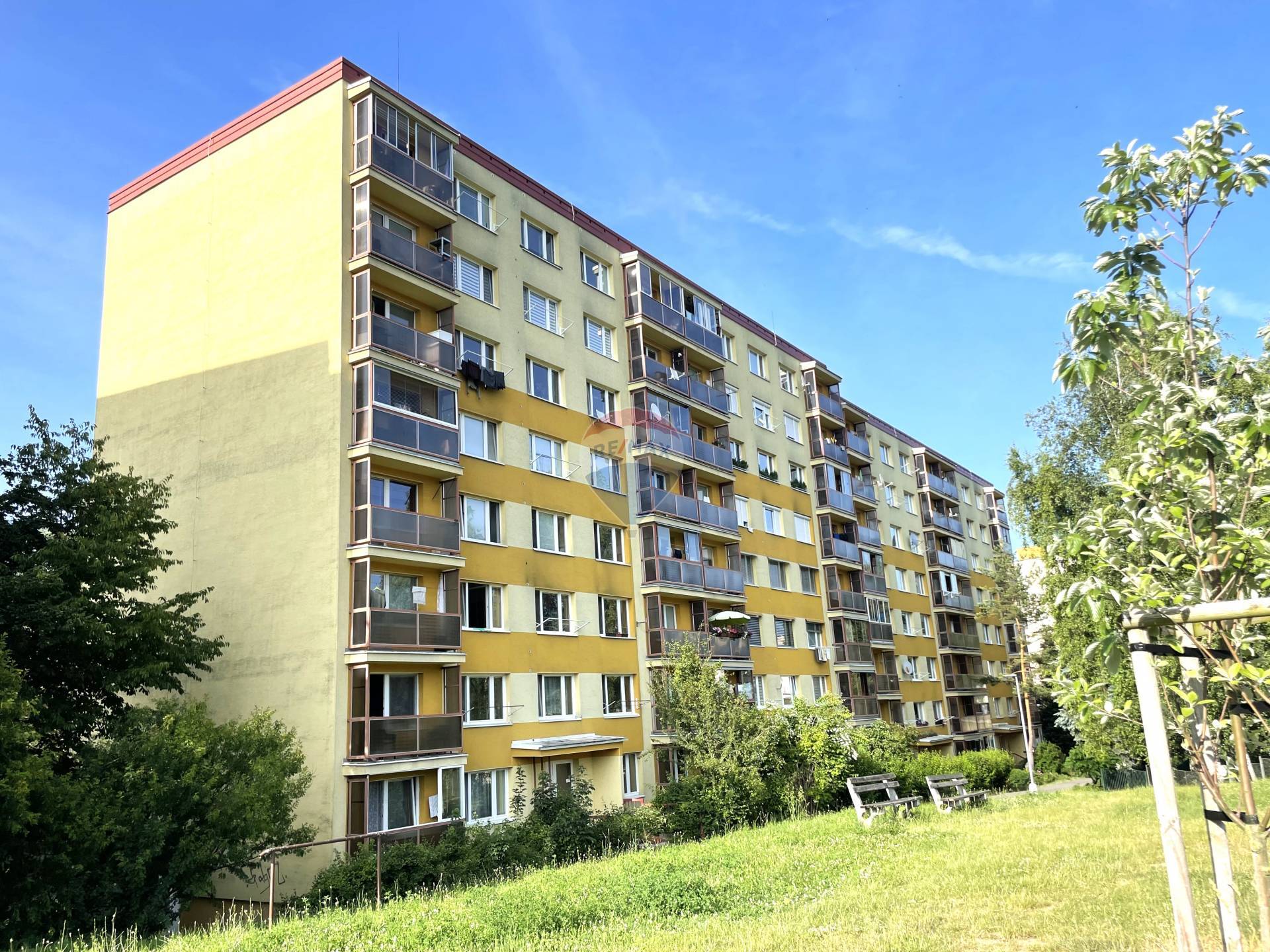 Slnečný byt v obľúbenej časti Banskej Bystrice na ulici Moskovská.