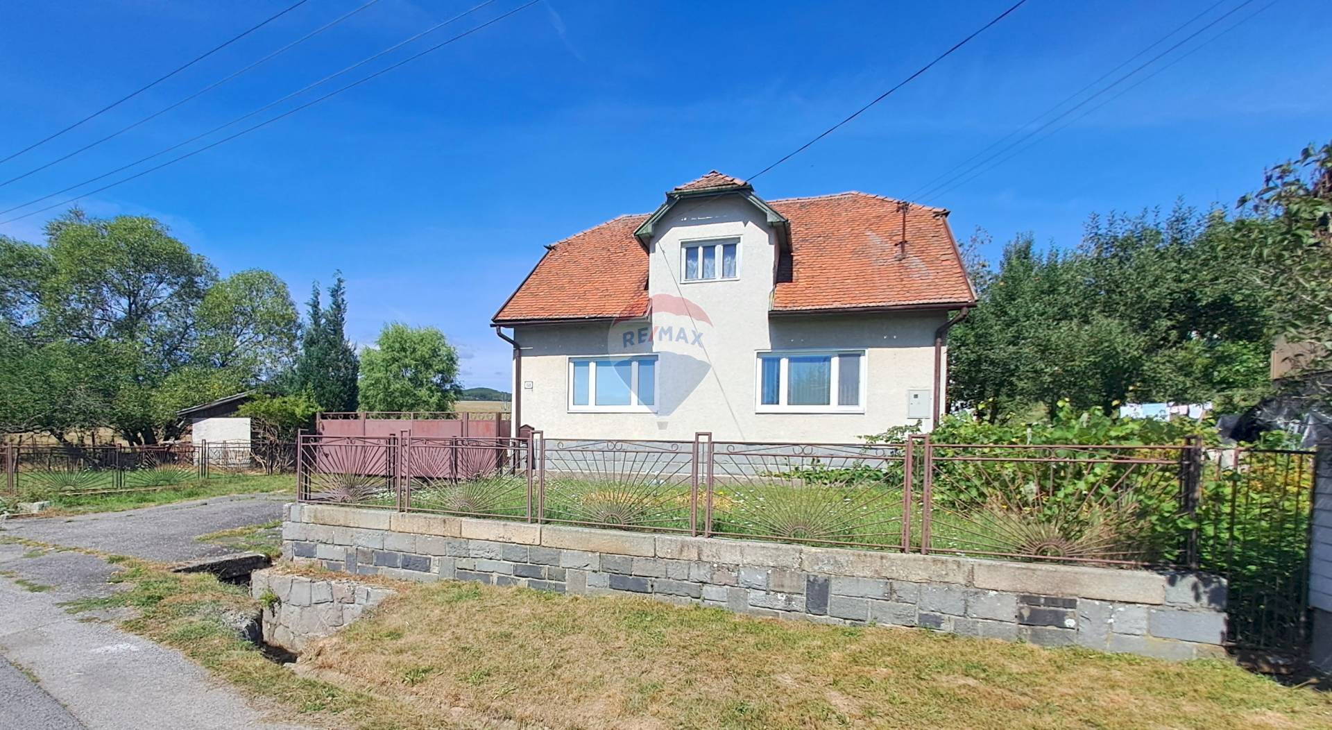 Rodinný dom s hospodárskou budovou a garážou na predaj v obci Babiná okres. Zvolen.