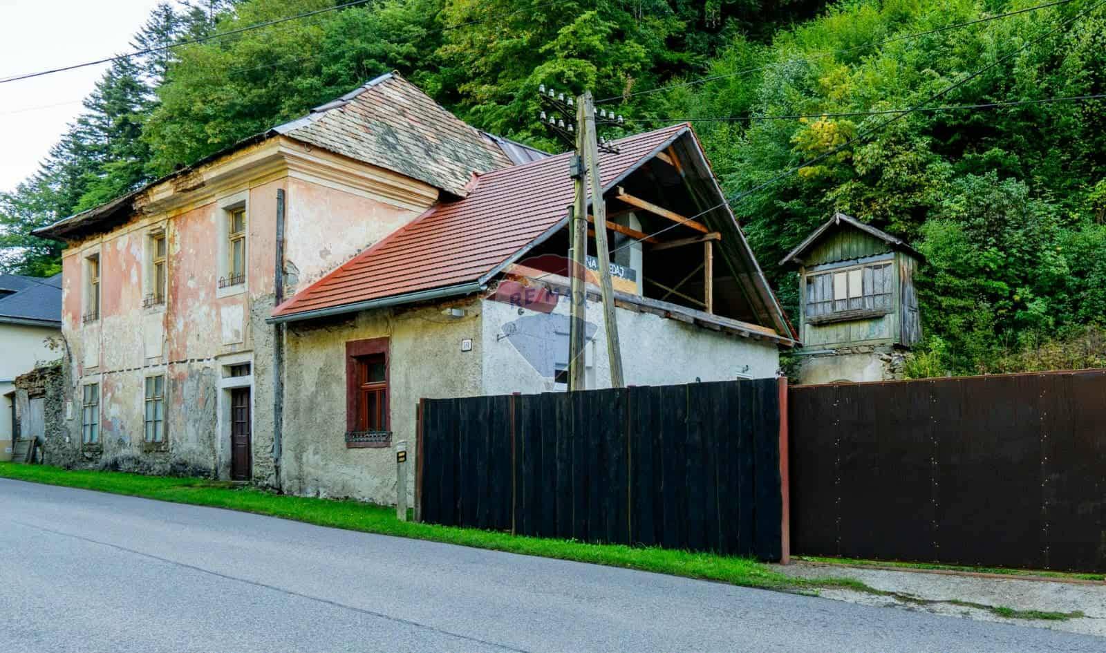 Na predaj historická nehnuteľnosť s veľkým potenciálom – Hodruša-Hámre, okres Žarnovica