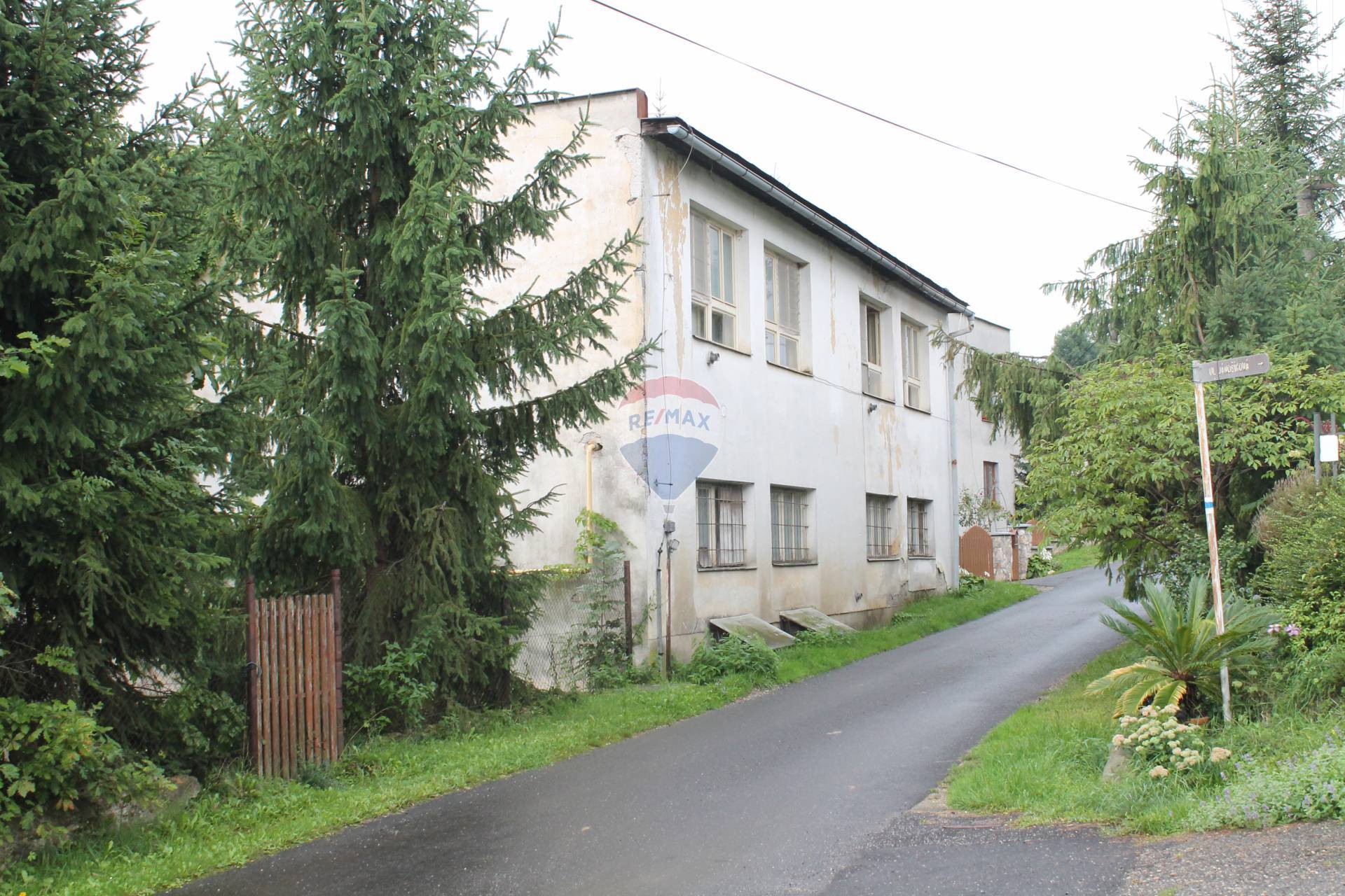 Na predaj viacúčelová budova s pozemkom v Hrachove okres Rimavská Sobota