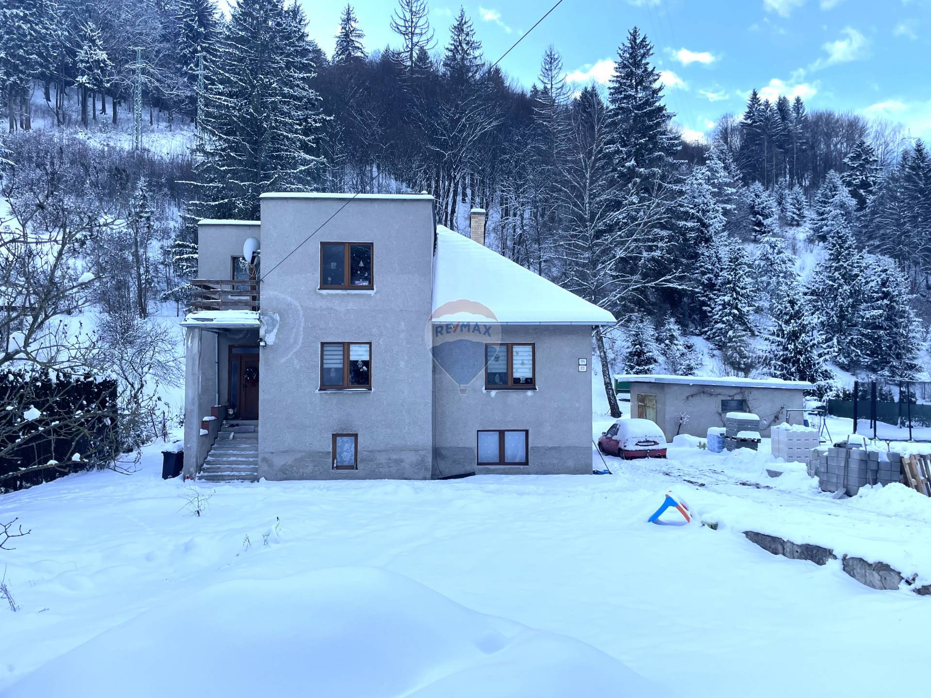 Rodinný dom s pekným veľkým pozemkom 