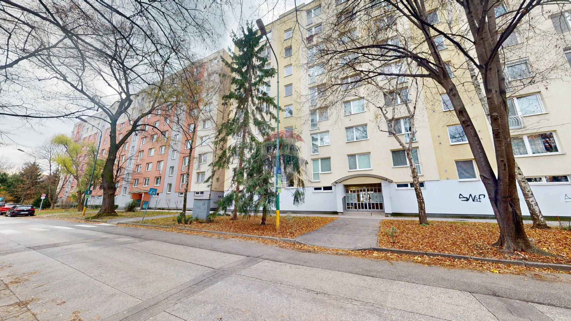 Garsónka na Líščích Nivách pri zimnom štadióne - Palkovičova ulica