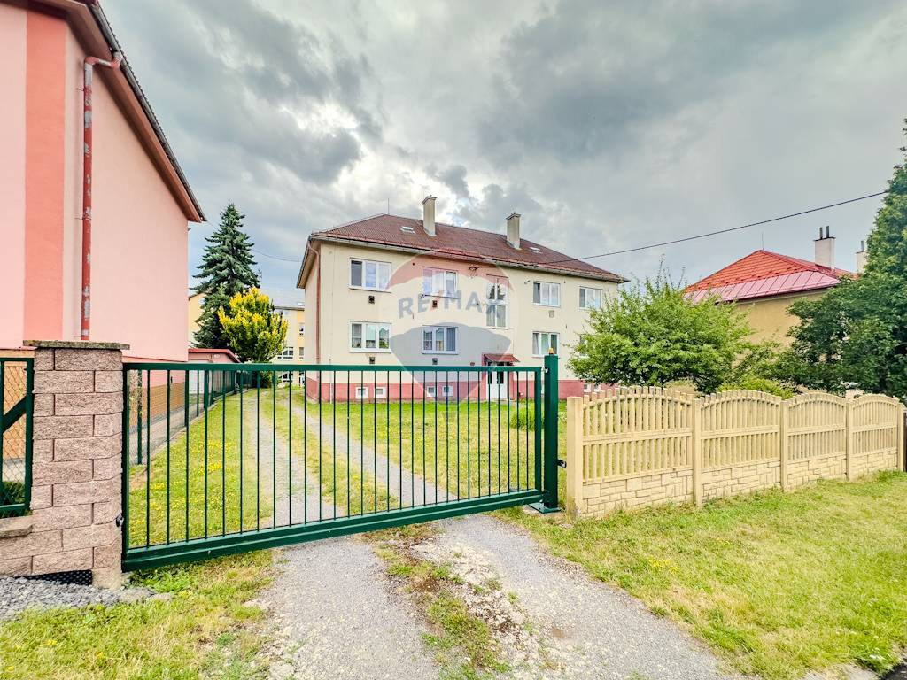 2 izbový byt v tehlovej bytovke s dvorom - Banská Štiavnica