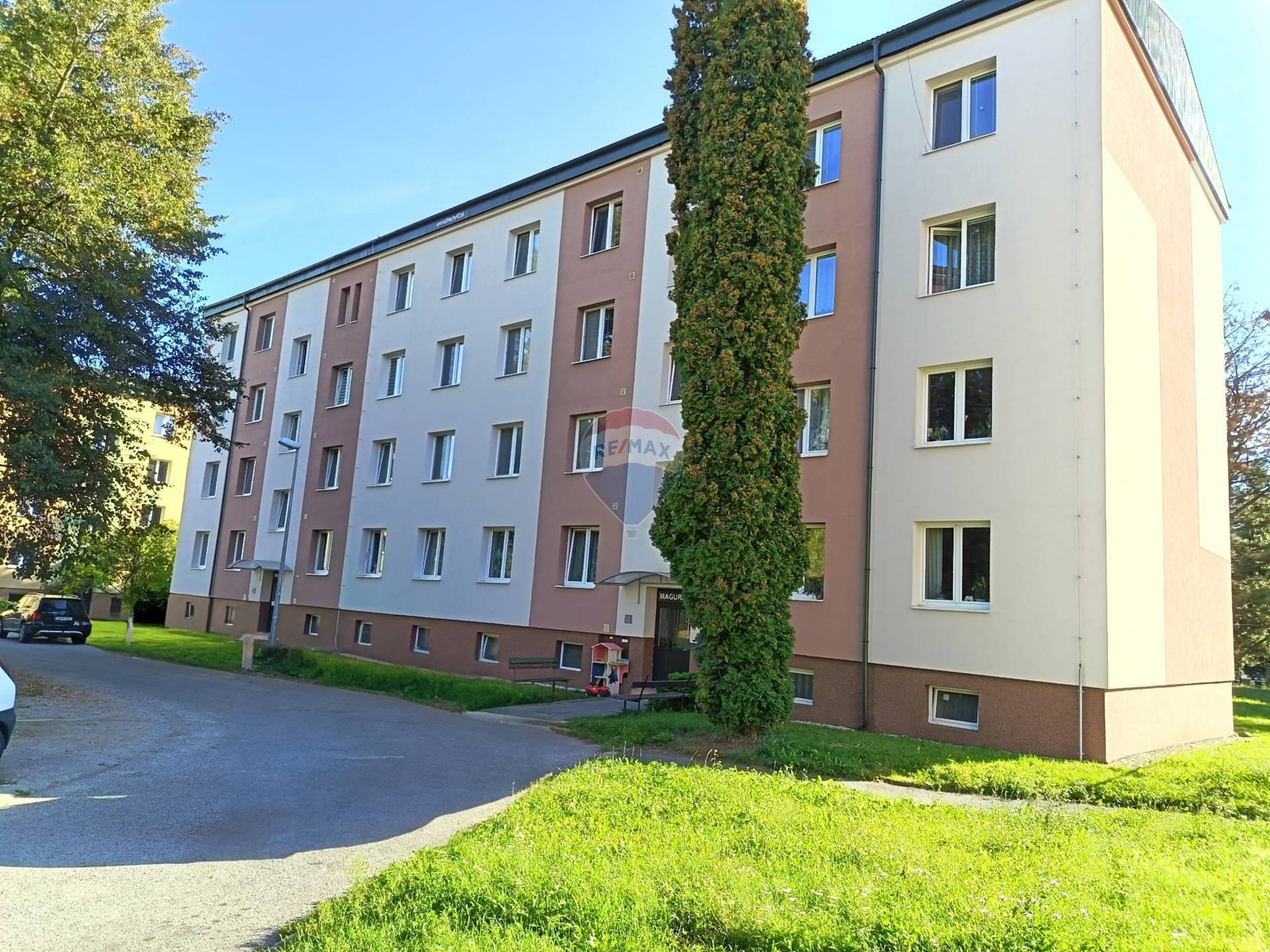 Na predaj 3-izbový byt, Revúca – centrum, bytový dom MAGURA