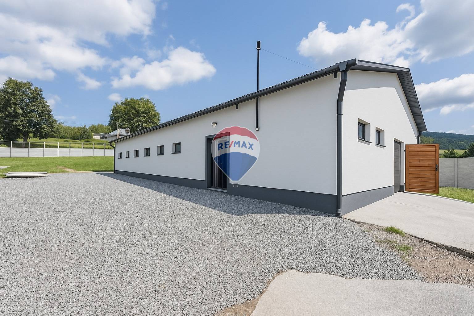 Budova 313m2,  pozemok 2348m2, pri Hanušovciach nad Topľou