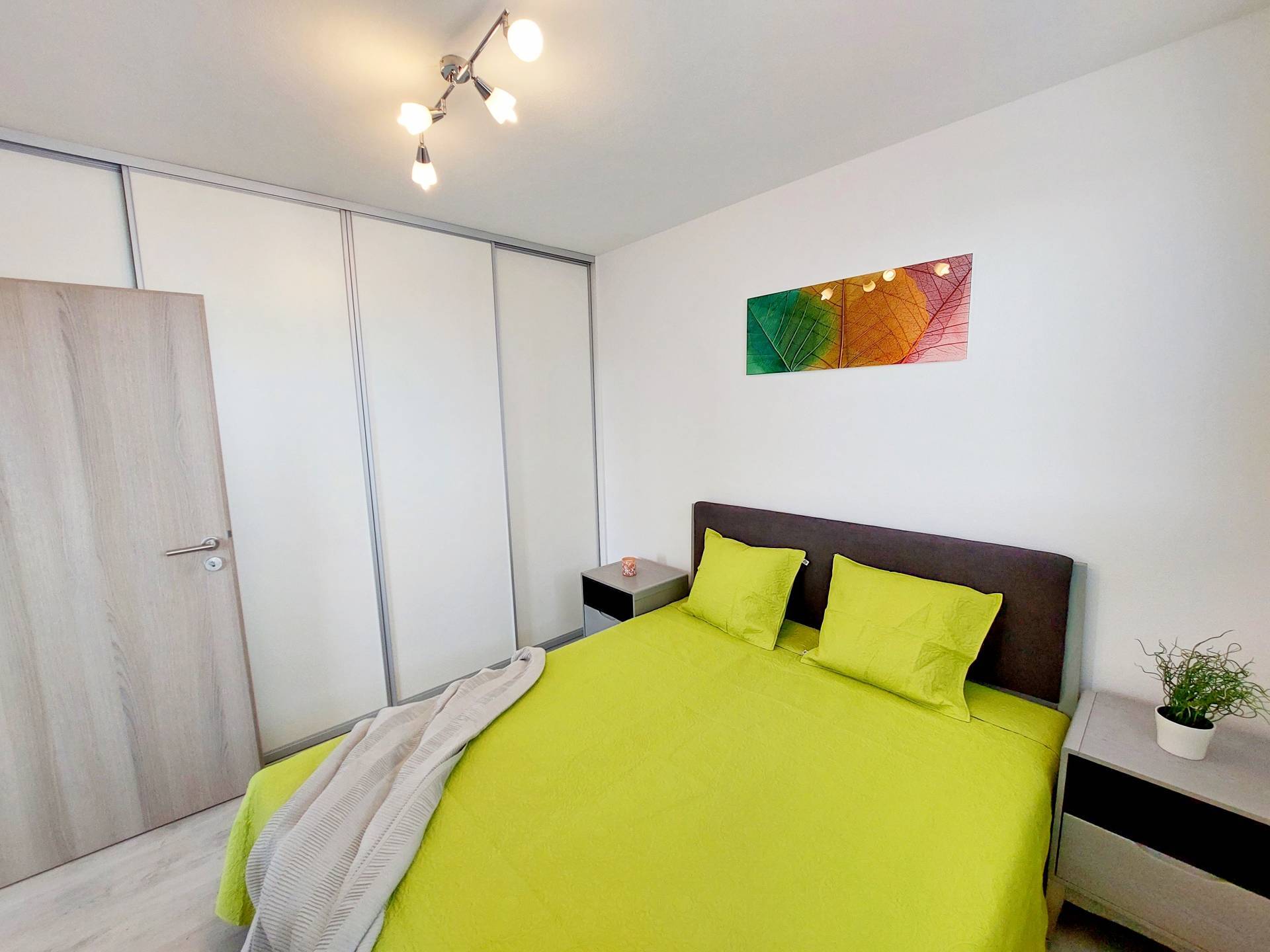 PRENÁJOM/RENT - Petržalka - 2-izb. byt s balkónom a garažovým parkovaním - Ul.,Závodu Matador