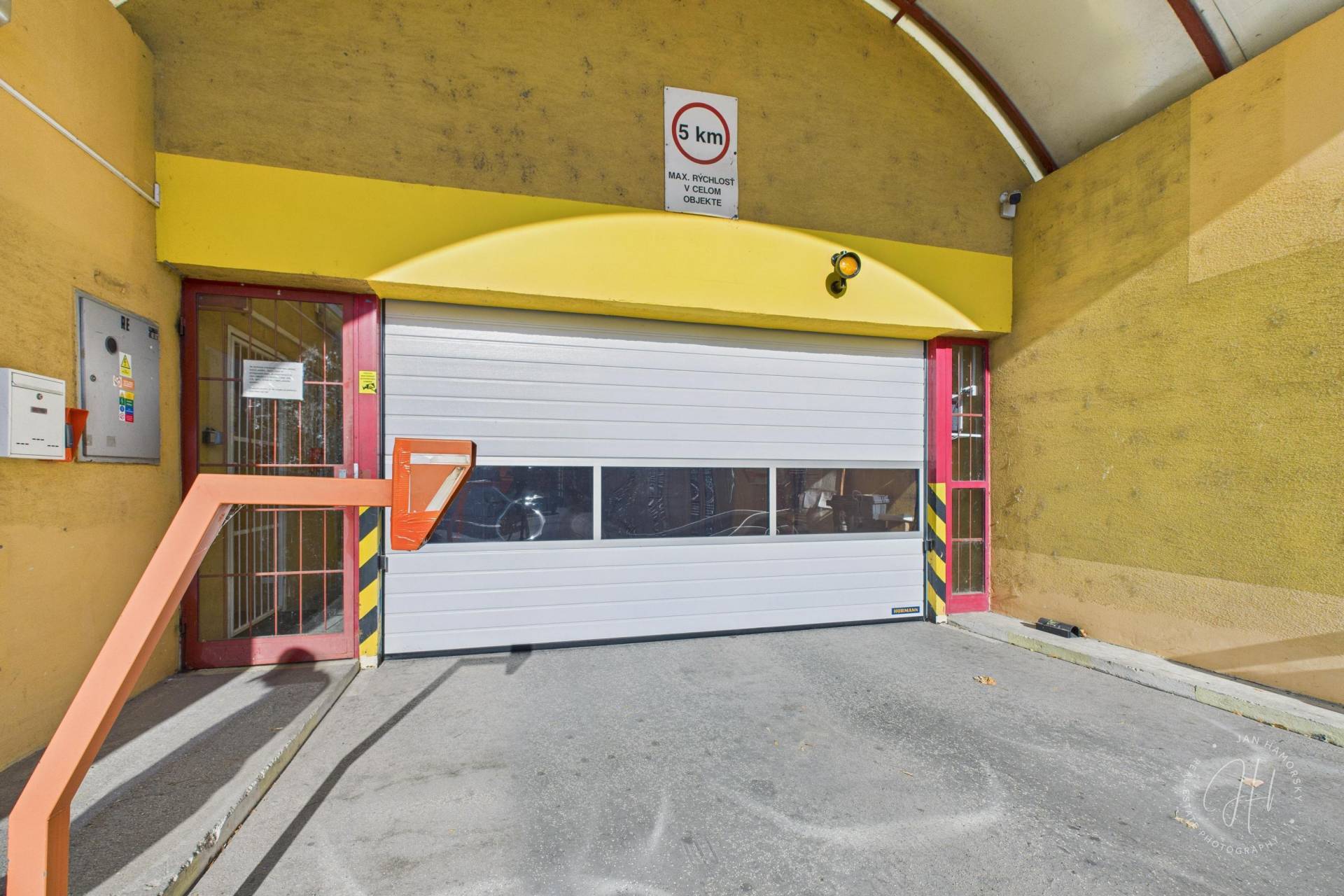 Prenájom uzavretý garážový box - Dvojkrížna, Bratislava II Vrakuňa 