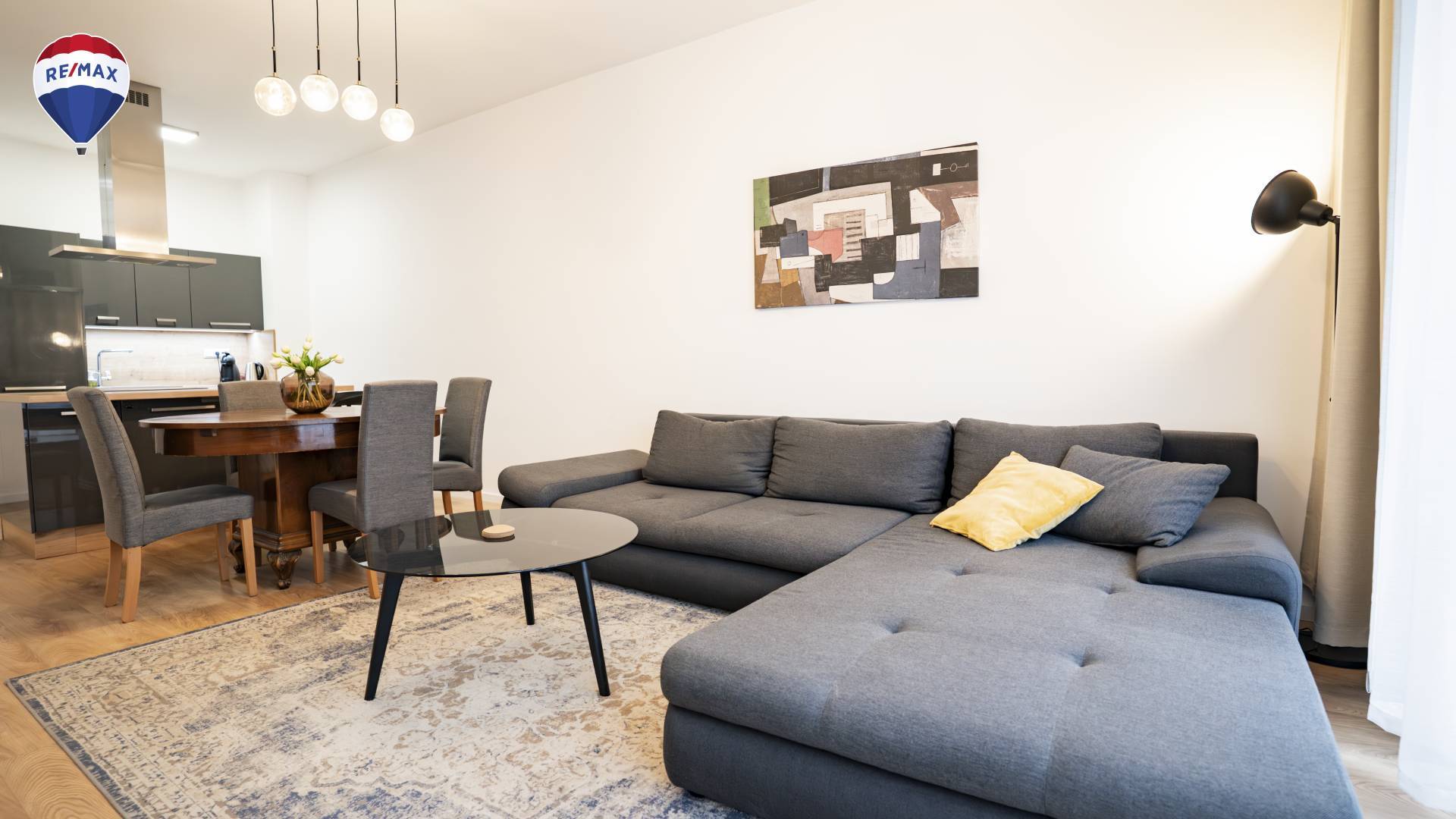 Priestranný 2-izbový byt na prenájom | Centrum Bratislavy — terasa & parkovanie