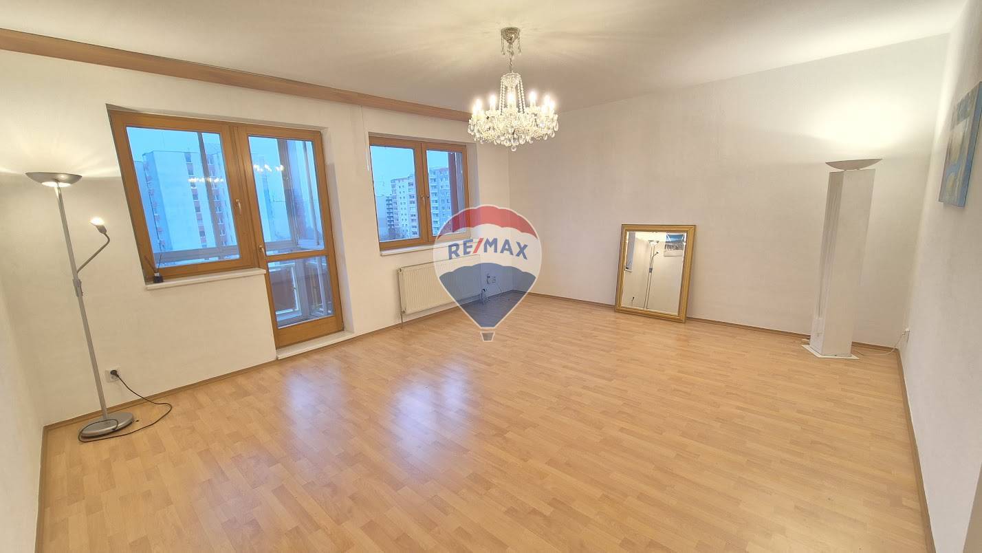 3-izbový byt s terasou, loggiou a 2 garážami, Záhradnícka