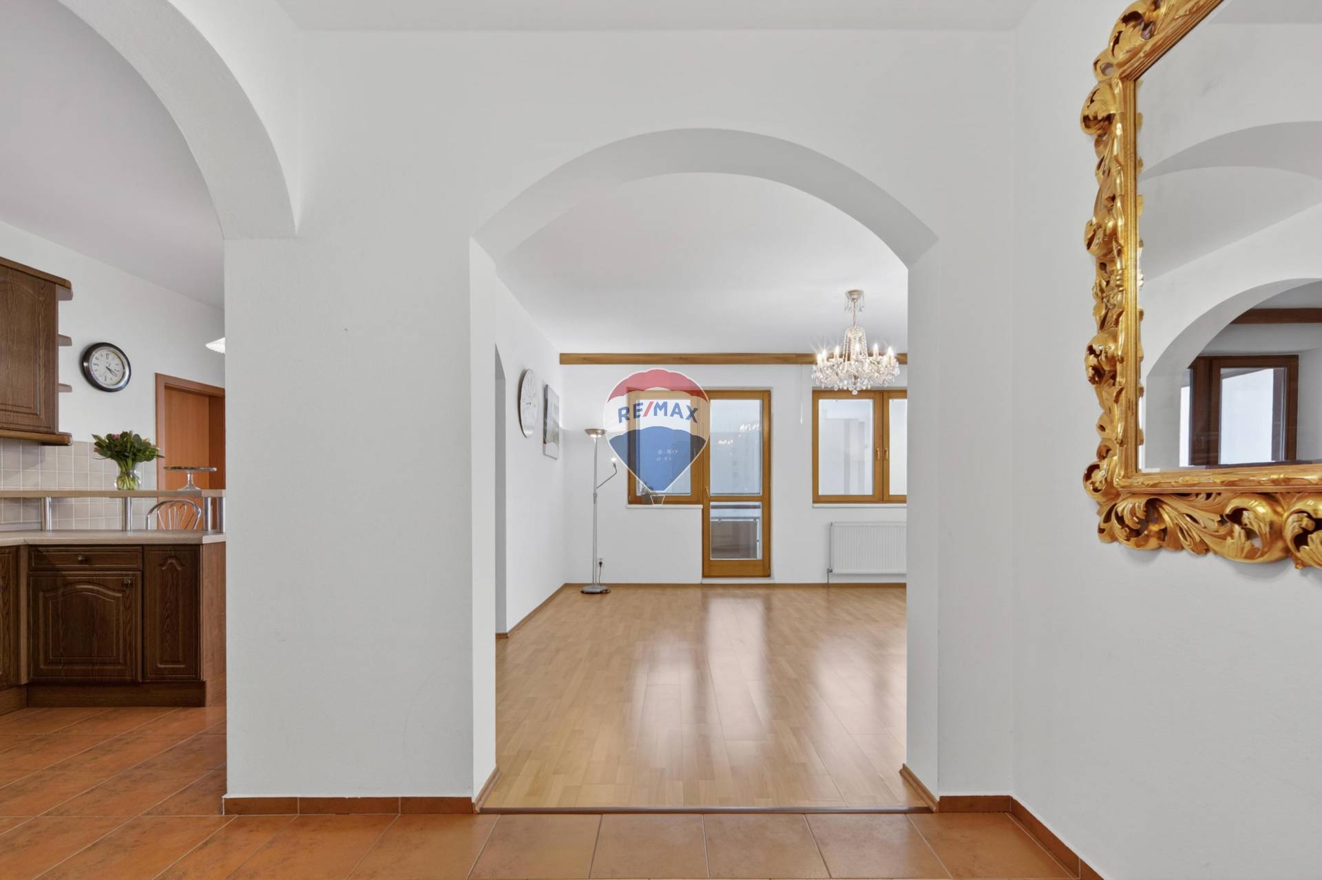 3-izbový byt s terasou, loggiou a 2 garážami, Záhradnícka